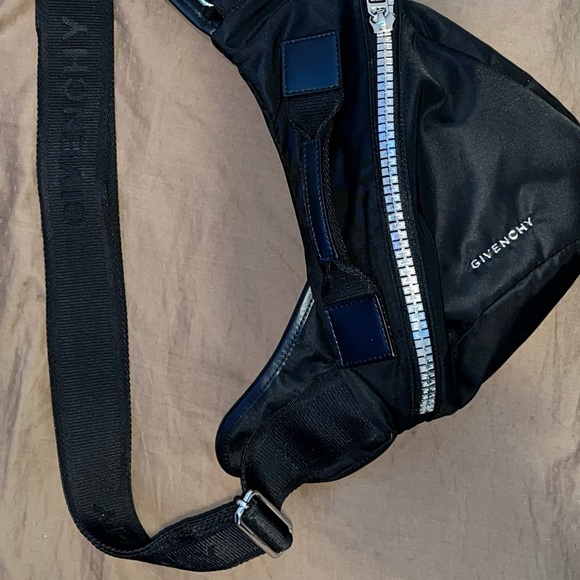 GIVENCHY
G-Zip Triangle Bag - Picture 3 of 4